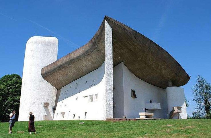  7. Nhà nguyện Ronchamp (Ronchamp, Pháp). Năm hoàn thành: 1954. Đặc điểm: Nhà nguyện Ronchamp là một trong những tác phẩm biểu tượng của kiến trúc hiện đại, với những hình khối và đường cong kỳ lạ, không tuân theo bất kỳ quy tắc truyền thống nào. Ảnh: Pinterest.