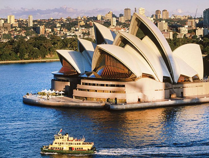  1. Nhà hát Opera Sydney (Sydney, Australia). Năm hoàn thành: 1973. Đặc điểm: Với hình dáng mái vòm độc đáo, giống như những cánh buồm vươn ra giữa biển, nhà hát Opera Sydney là một biểu tượng của kiến trúc hiện đại và là một trong những công trình kiến trúc nổi tiếng nhất thế giới. Ảnh: Pinterest.