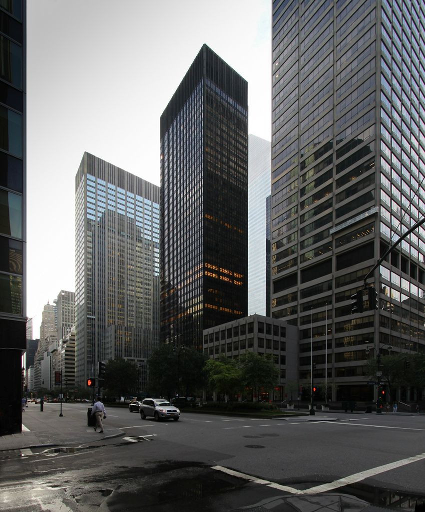  9. Tòa nhà Seagram (New York, Hoa Kỳ). Năm hoàn thành: 1958. Đặc điểm: Seagram là một biểu tượng của phong cách quốc tế (International Style), với sự tối giản trong thiết kế, sử dụng thép và kính làm chủ đạo. Ảnh: Pinterest.