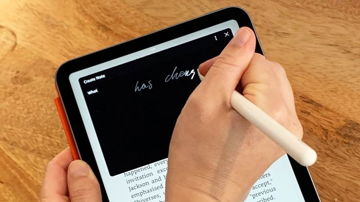  2. Thiết bị học tập tương tác. iPad có thể được sử dụng trong giáo dục như một công cụ học tập tương tác. Các ứng dụng giáo dục như Khan Academy, Duolingo giúp người dùng học tập hiệu quả hơn. Ảnh: Pinterest.