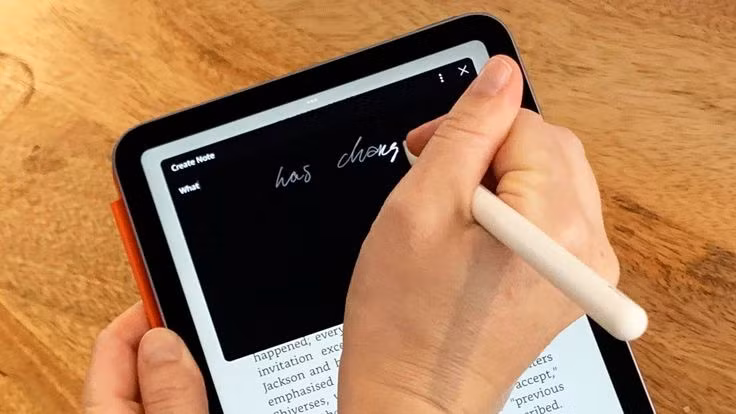  2. Thiết bị học tập tương tác. iPad có thể được sử dụng trong giáo dục như một công cụ học tập tương tác. Các ứng dụng giáo dục như Khan Academy, Duolingo giúp người dùng học tập hiệu quả hơn. Ảnh: Pinterest.