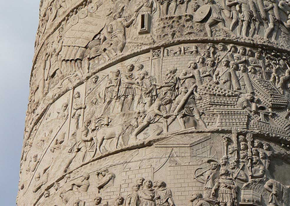  6. Cột Trajan. Niên đại: Khoảng năm 113 SCN. Đặc điểm: Cột Trajan cao 38 mét, được khắc với các bức phù điêu xoắn ốc mô tả các chiến thắng quân sự của Hoàng đế Trajan trong chiến tranh Dacia. Đây là một kiệt tác của nghệ thuật kể chuyện bằng hình ảnh trong điêu khắc La Mã. Ảnh: Pinterest.