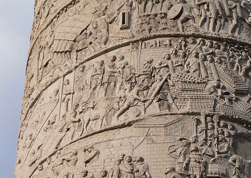  6. Cột Trajan. Niên đại: Khoảng năm 113 SCN. Đặc điểm: Cột Trajan cao 38 mét, được khắc với các bức phù điêu xoắn ốc mô tả các chiến thắng quân sự của Hoàng đế Trajan trong chiến tranh Dacia. Đây là một kiệt tác của nghệ thuật kể chuyện bằng hình ảnh trong điêu khắc La Mã. Ảnh: Pinterest.