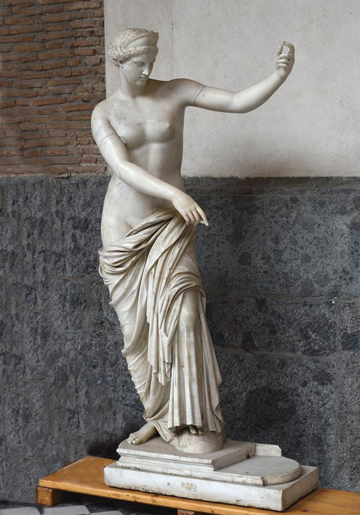  12. Bức tượng Aphrodite từ Capua. Niên đại: Khoảng thế kỷ 1 TCN. Đặc điểm: Bức tượng này là một bản sao của tượng Aphrodite Hy Lạp, thể hiện nữ thần tình yêu trong tư thế uyển chuyển và duyên dáng. Tác phẩm là một ví dụ rõ nét về sự ảnh hưởng của nghệ thuật Hy Lạp đến điêu khắc La Mã. Ảnh: Pinterest.