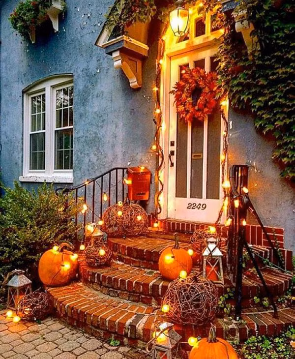  10. Trang trí Halloween. Trang trí Halloween không chỉ giới hạn ở bí ngô và mạng nhện. Người ta còn sử dụng đèn lồng, xác ướp, và các biểu tượng ma quái khác để tạo không khí huyền bí. Ảnh: Pinterest.