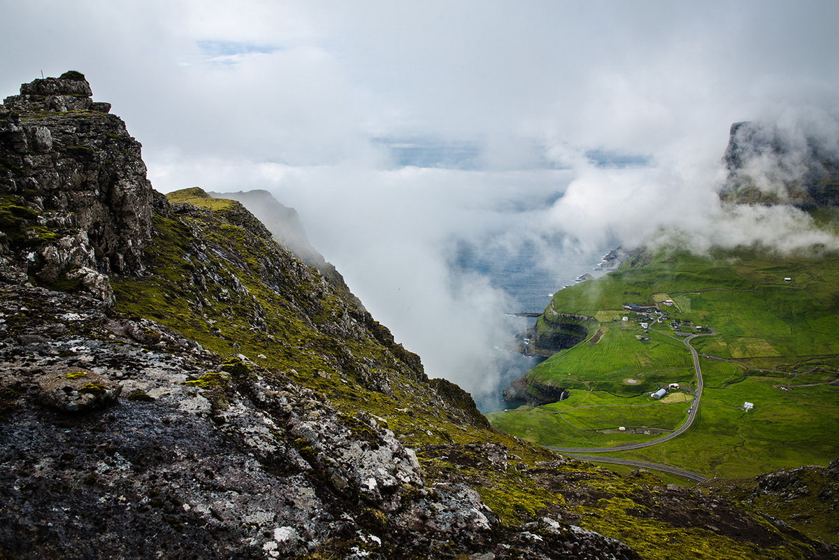 Để đến bất kỳ ngôi làng nào khác trên đảo, người dân tại Gásadalur phải đi theo con đường mòn hiểm trở băng qua những ngọn núi cao hơn 400 mét. Ảnh: Lost in the Midlands.