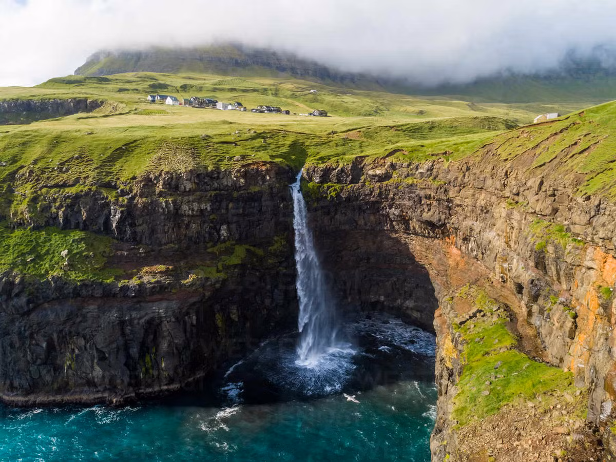 Đây là một trong những dòng thác hiếm hoi trên thế giới đổ thẳng xuống biển. Ảnh: Westend61.