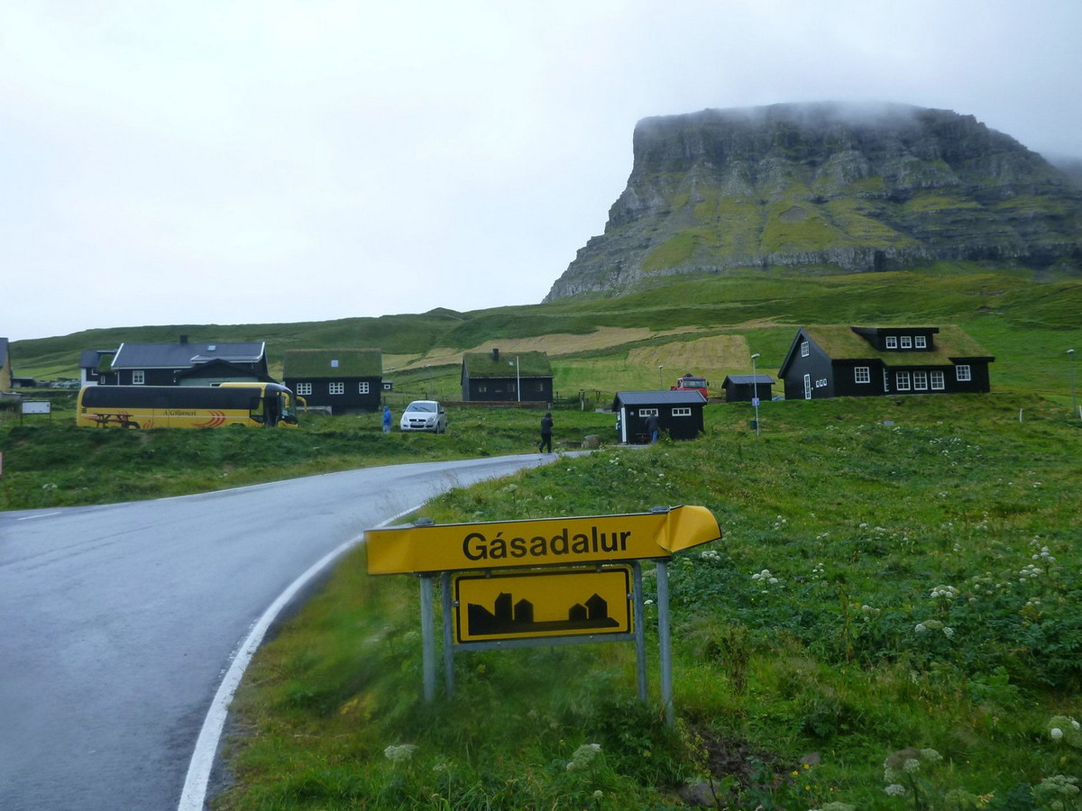 Nhưng điều này không giúp Gásadalur tăng dân số trở lại. Và những cư dân cuối cùng của làng lo ngại rằng sẽ đến một ngày, Gásadalur sẽ trở thành một ngôi làng không bóng người. Ảnh: Don't Stop Living.