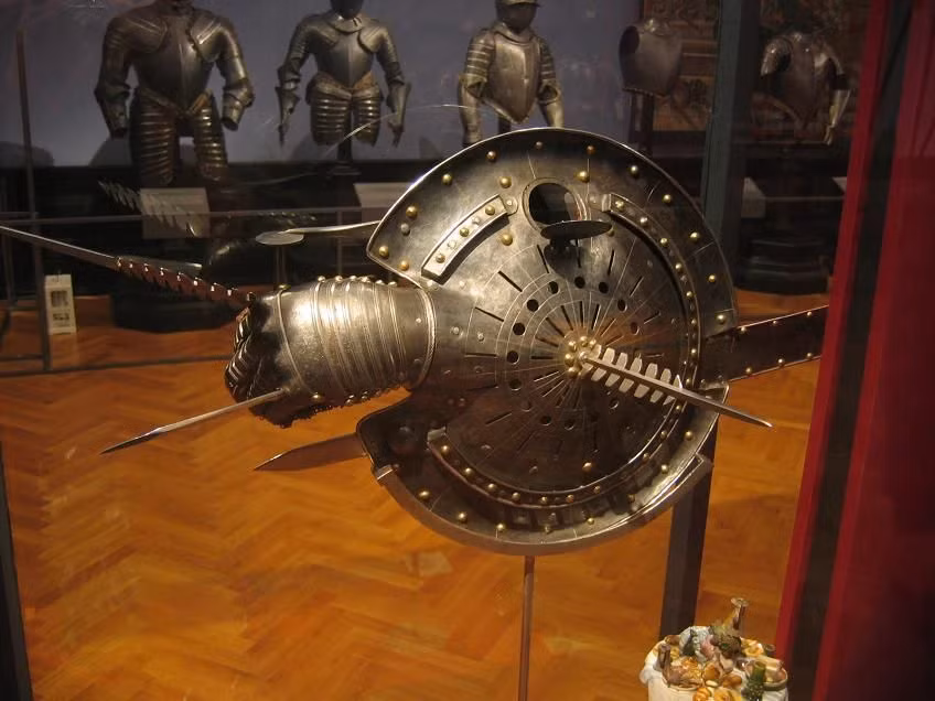  Lantern Shield (Khiên đèn lồng). Đây là một loại khiên nhỏ, thường tích hợp với dao găm, gai, và thậm chí cả một ngọn đèn lồng. Chiếc khiên này mang tính sáng tạo cao, giúp người sử dụng vừa phòng thủ vừa tấn công và có thể chiếu sáng trong bóng tối. Ảnh: Pinterest.