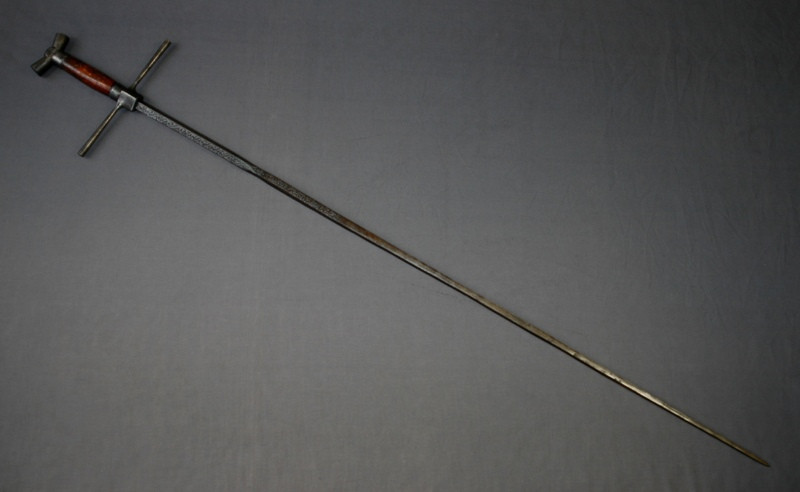  Estoc. Estoc là một loại kiếm không có lưỡi sắc mà chỉ có mũi nhọn để đâm. Nó được thiết kế đặc biệt để xuyên qua giáp trụ, đặt biệt là giáp lưới. Ảnh: Pinterest.