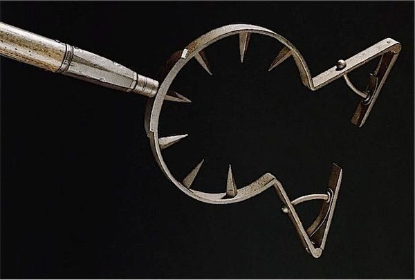  Man Catcher. Man Catcher là một vũ khí có hình dạng giống cái móc với hai cánh kẹp ở đầu, giúp bắt giữ đối thủ, đặc biệt là đối với các hiệp sĩ. Nó được thiết kế để giữ và hạ gục kẻ thù mà không làm họ bị thương nặng. Ảnh: Pinterest.