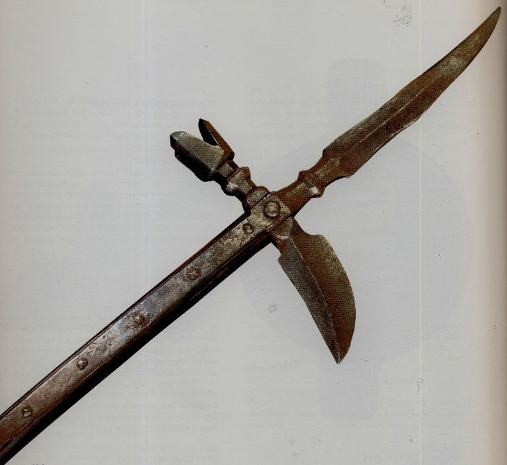  Bec de Corbin (Mỏ quạ). Bec de Corbin là một dạng vũ khí dài, trông giống một chiếc mỏ quạ, thường có một mũi nhọn và một lưỡi búa hình mỏ quạ ở đầu. Nó được thiết kế đặc biệt để xuyên giáp và phá hủy nón sắt của kẻ thù. Ảnh: Pinterest.