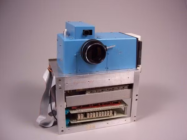  10. Máy ảnh kỹ thuật số (1975). Được phát triển lần đầu tiên bởi Kodak, máy ảnh kỹ thuật số thay đổi hoàn toàn ngành công nghiệp nhiếp ảnh, giúp lưu trữ và chỉnh sửa hình ảnh dễ dàng hơn bao giờ hết. Ảnh: Pinterest.