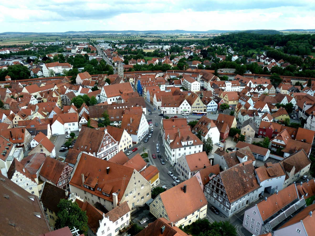 Những con đường uốn lượn tỏa ra từ trung tâm thị trấn cũng làm nên một nét lãng mạn đặc trưng của đô thị nằm trong hố thiên thạch. Ảnh: Expedia.com.