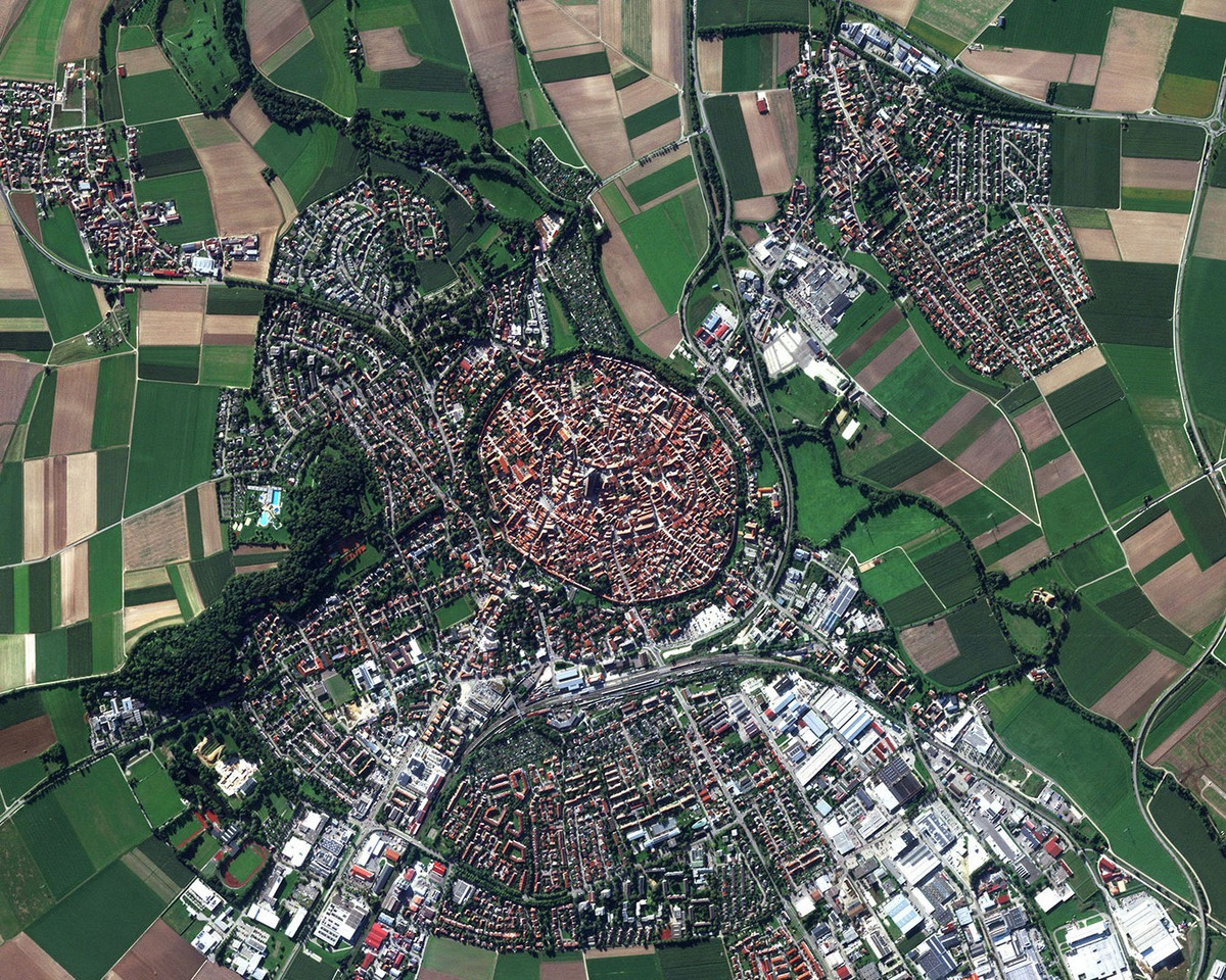 Tác động của vụ va chạm thiên thạch này rất khủng khiếp, đã hủy diệt hệ sinh thái của một khu vực rộng lớn, vượt xa miệng hố được biết đến ngày nay. Ảnh: satellogic / Istagram.