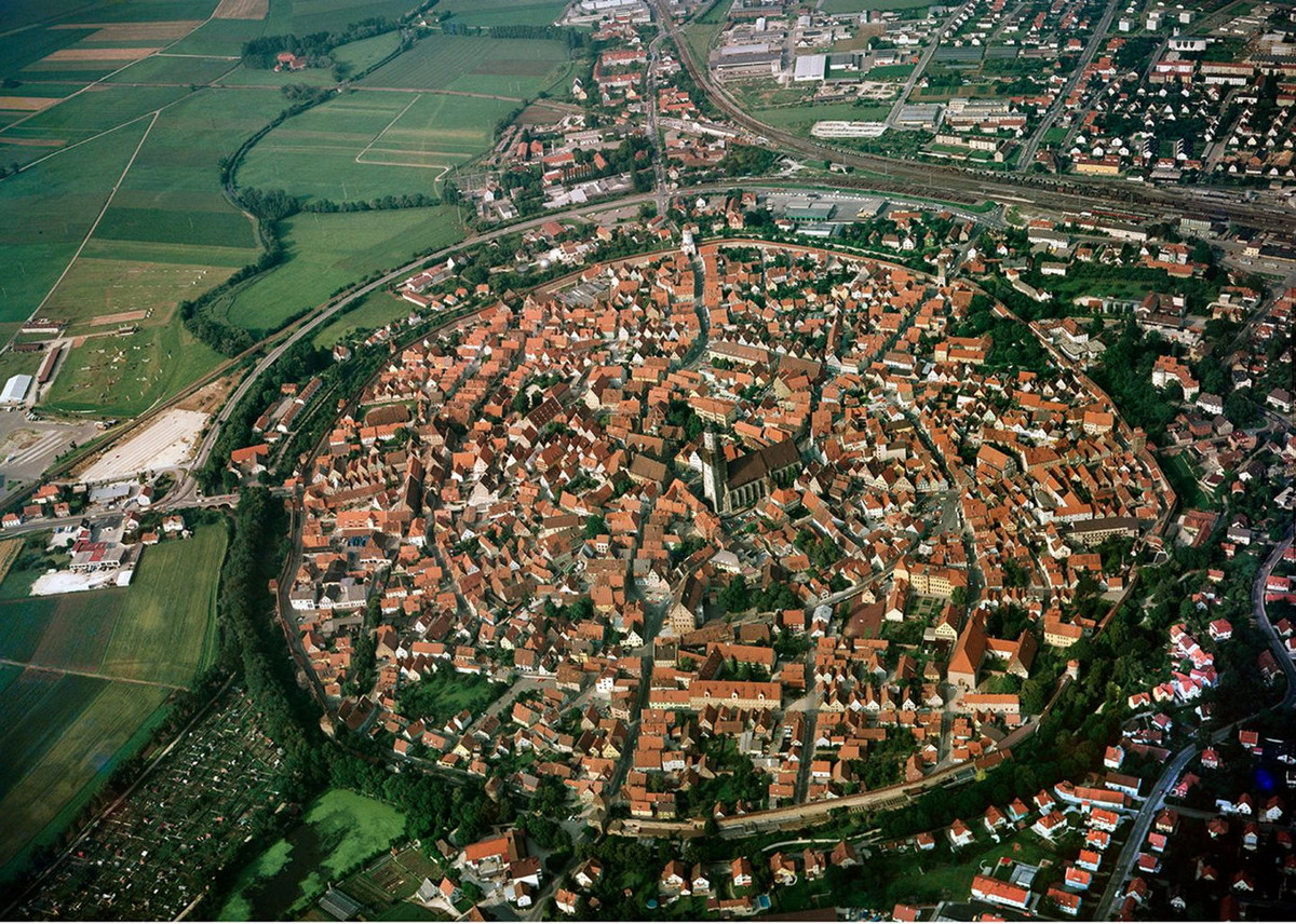 Vào thập niên 1960, quan niệm này đã sụp đổ, khi các nhà khoa học bất ngờ khi tìm thấy thạch anh sốc (shocked quartz) trong các mẫu đất thu thập ở thị trấn. Ảnh: GEO.