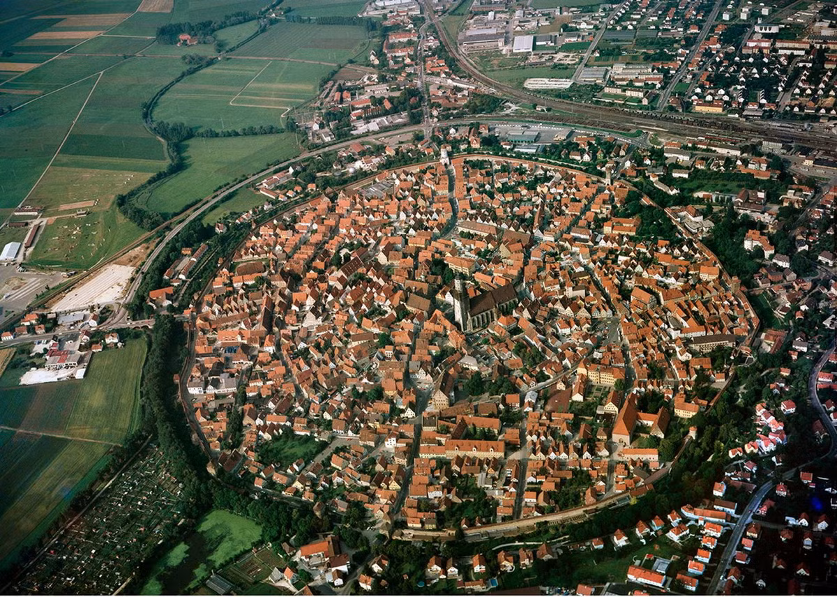 Vào thập niên 1960, quan niệm này đã sụp đổ, khi các nhà khoa học bất ngờ khi tìm thấy thạch anh sốc (shocked quartz) trong các mẫu đất thu thập ở thị trấn. Ảnh: GEO.