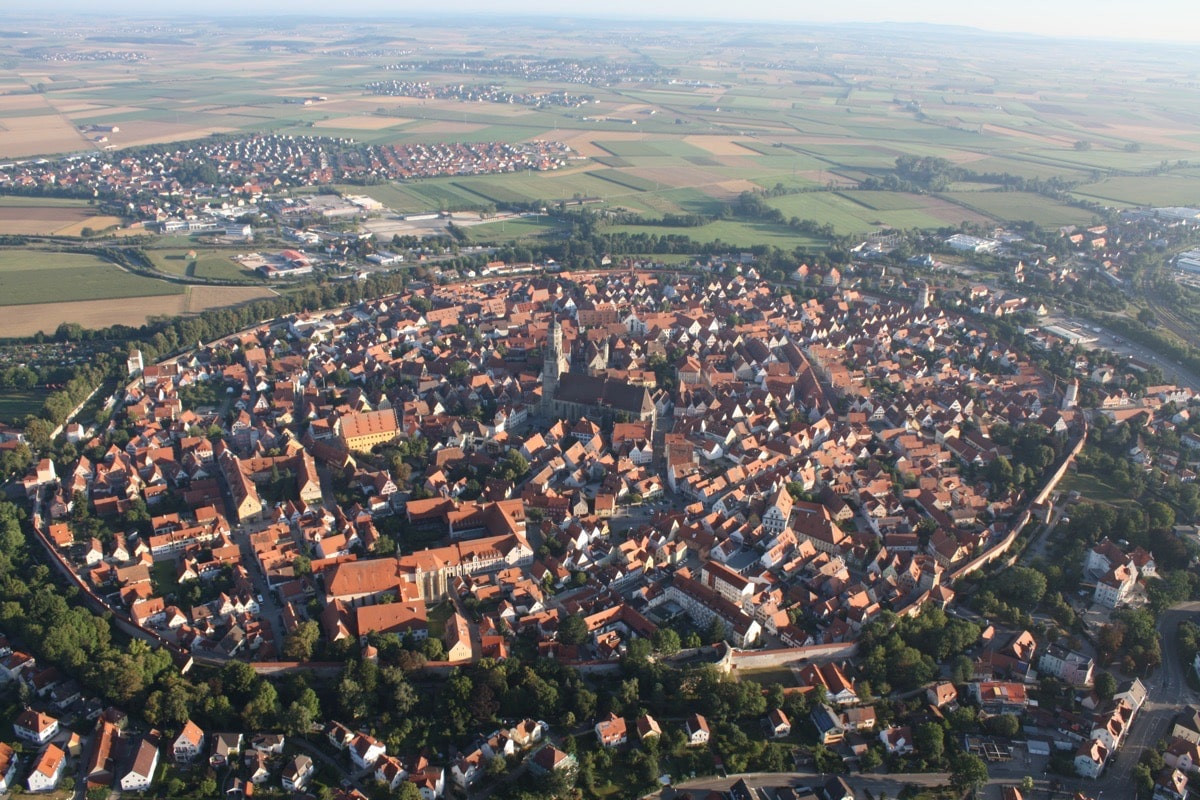 Chỉ đến lúc này, các cư dân Nördlingen mới biết được rằng miệng hố nơi thị trấn thân yêu của mình tọa lạc là kết quả của một vụ va chạm thiên thạch "kinh thiên động địa". Ảnh: Ballonfahrten Augsburg.