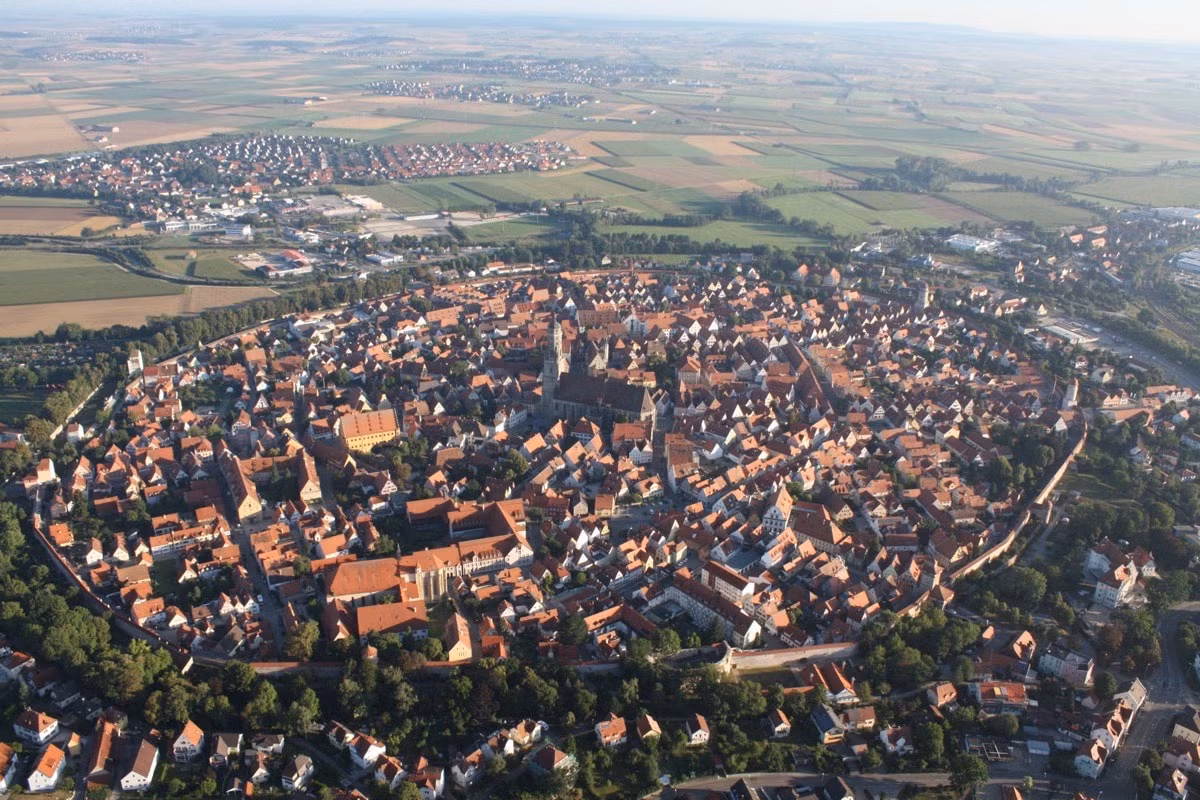 Chỉ đến lúc này, các cư dân Nördlingen mới biết được rằng miệng hố nơi thị trấn thân yêu của mình tọa lạc là kết quả của một vụ va chạm thiên thạch "kinh thiên động địa". Ảnh: Ballonfahrten Augsburg.