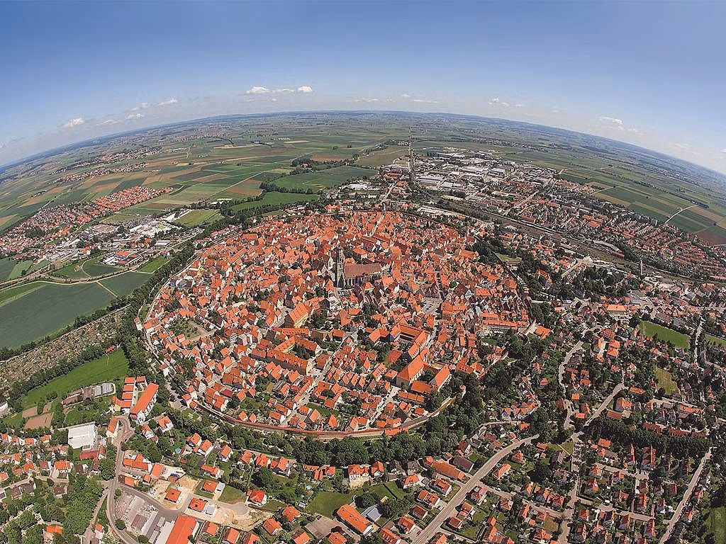 Bi mat 'dong troi' cua thi tran hinh tron hoan hao o Duc