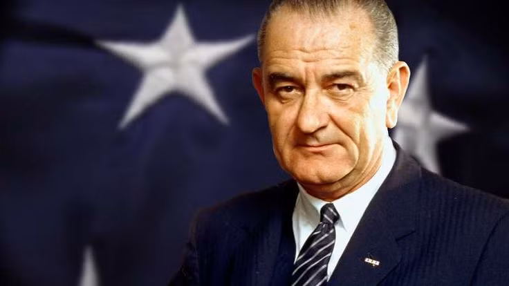  4. Tổng thống Lyndon B. Johnson tuyên bố ngừng ném bom Bắc Việt (1968). Vào ngày 31/10/1968, Tổng thống Mỹ Lyndon B. Johnson tuyên bố ngừng ném bom toàn diện miền Bắc Việt Nam để hỗ trợ các cuộc đàm phán hòa bình tại Paris. Ảnh: Pinterest.