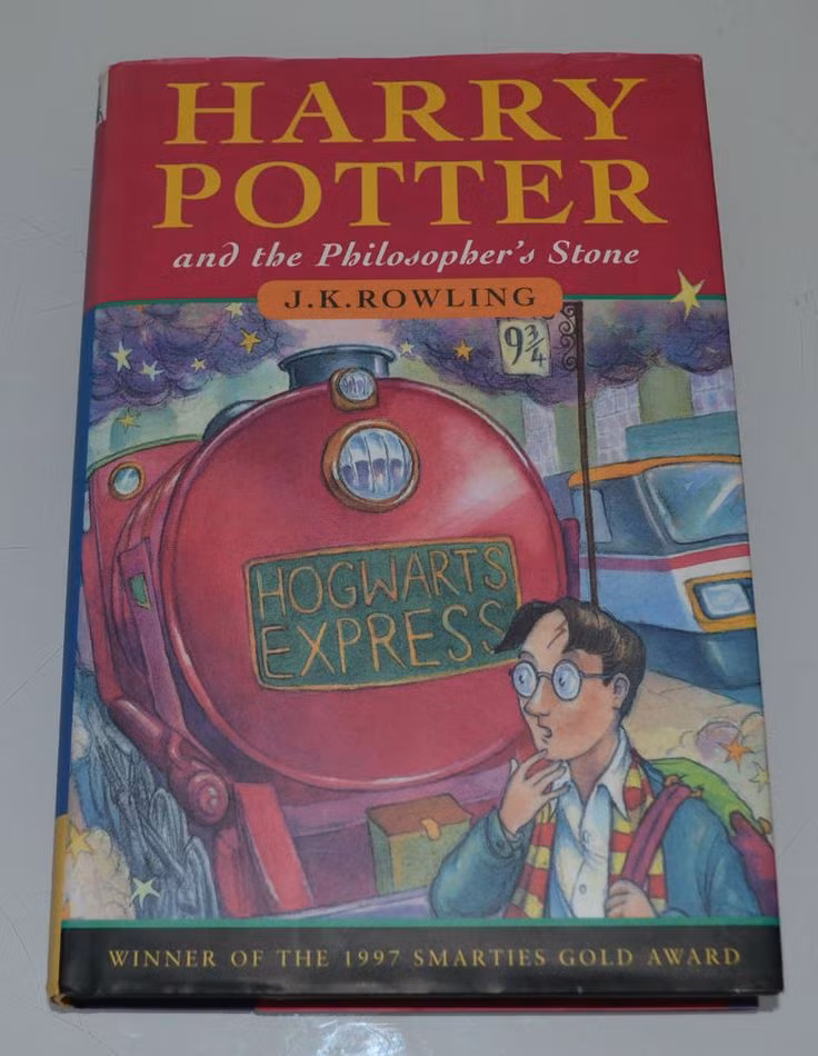  5. Ra mắt cuốn sách “Harry Potter và Hòn đá phù thủy” tại Mỹ (1998). Đúng ngày Halloween năm 1998, cuốn sách đầu tiên trong loạt tiểu thuyết “Harry Potter” được xuất bản tại Mỹ. Ảnh: Pinterest.