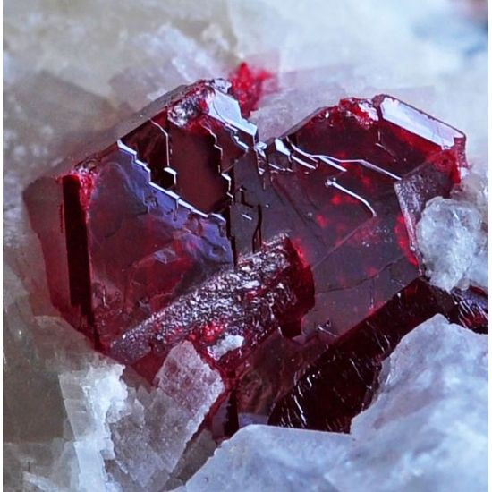  6. Chu sa (Cinnabar). Chu sa là khoáng vật chứa thủy ngân phổ biến nhất. Nó có màu đỏ rực rỡ và đôi khi phát sáng dưới ánh sáng cực tím. Tuy nhiên, nó rất độc hại do thành phần chứa thủy ngân. Ảnh: Pinterest.