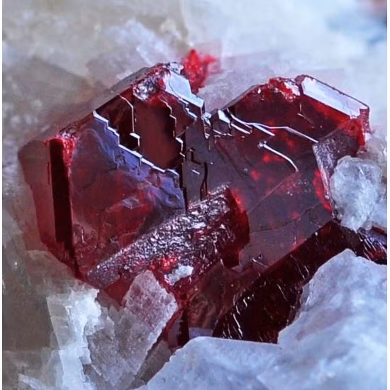  6. Chu sa (Cinnabar). Chu sa là khoáng vật chứa thủy ngân phổ biến nhất. Nó có màu đỏ rực rỡ và đôi khi phát sáng dưới ánh sáng cực tím. Tuy nhiên, nó rất độc hại do thành phần chứa thủy ngân. Ảnh: Pinterest.