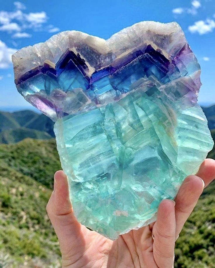  2. Fluorite. Fluorite là một khoáng vật có khả năng phát quang dưới tia cực tím, nghĩa là nó phát sáng trong bóng tối khi được chiếu sáng bằng tia UV. Màu sắc phát sáng có thể khác nhau, từ xanh lá, xanh dương đến tím. Ảnh: Pinterest.