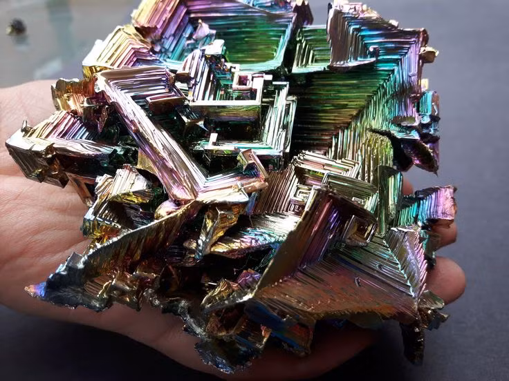  5. Bismuth. Bismuth có cấu trúc tinh thể rất đặc biệt với hình dạng cầu thang xoắn ốc và sắc cầu vồng trên bề mặt do quá trình oxy hóa. Nó có một trong những tỷ lệ giãn nở nhiệt cao nhất trong số các kim loại. Ảnh: Pinterest.