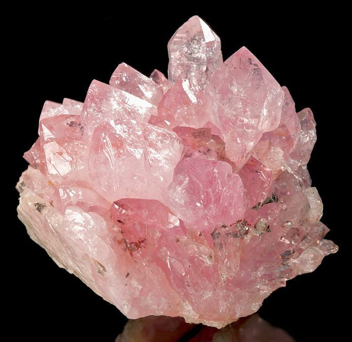  4. Thạch anh (Quartz). Thạch anh là một trong những khoáng vật phổ biến nhất trên Trái đất, và có đặc tính kỳ lạ là tạo ra điện khi bị nén, một hiện tượng gọi là áp điện. Điều này làm cho thạch anh trở nên hữu ích trong các thiết bị điện tử như đồng hồ và máy phát siêu âm. Ảnh: Pinterest.