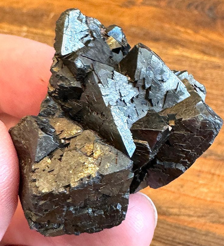  3. Magnetite. Là một trong số ít khoáng vật có tính chất từ tính tự nhiên, magnetite có khả năng hút các vật liệu kim loại nhỏ. Đây là khoáng vật chứa sắt phổ biến và có vai trò quan trọng trong việc hình thành từ trường Trái đất. Ảnh: Pinterest.