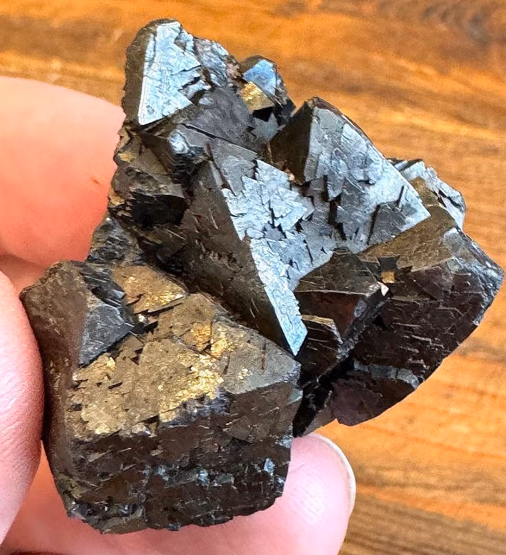  3. Magnetite. Là một trong số ít khoáng vật có tính chất từ tính tự nhiên, magnetite có khả năng hút các vật liệu kim loại nhỏ. Đây là khoáng vật chứa sắt phổ biến và có vai trò quan trọng trong việc hình thành từ trường Trái đất. Ảnh: Pinterest.