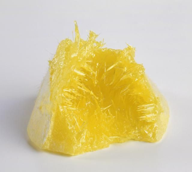  8. Lưu huỳnh (Sulfur). Lưu huỳnh là một khoáng vật có màu vàng đặc trưng và có mùi hăng giống trứng thối khi cháy. Nó dễ dàng cháy thành khí lưu huỳnh điôxít, và đóng vai trò quan trọng trong nhiều phản ứng hóa học, đặc biệt là trong các quá trình công nghiệp. Ảnh: Pinterest.