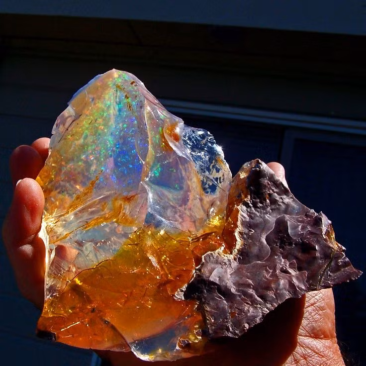  1. Opal. Khoáng vật Opal nổi tiếng với hiện tượng quang học thú vị: khi ánh sáng tán xạ qua cấu trúc hiển vi của nó sẽ tạo ra những màu sắc sặc sỡ như cầu vồng. Mỗi viên opal có thể có nhiều màu sắc khác nhau, tùy thuộc vào góc nhìn. Ảnh: Pinterest.