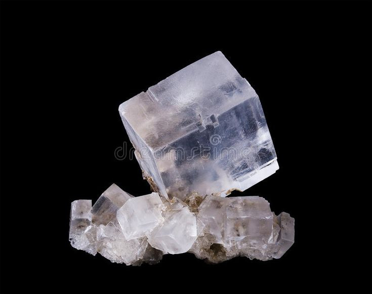 11. Halite. Halite thực chất là một loại muối ăn, điều kỳ lạ là nó có khả năng tự hình thành thành các khối lập phương hoàn hảo. Đặc điểm hình dạng này là do cấu trúc tinh thể nguyên tử đối xứng của nó. Ảnh: Pinterest.
