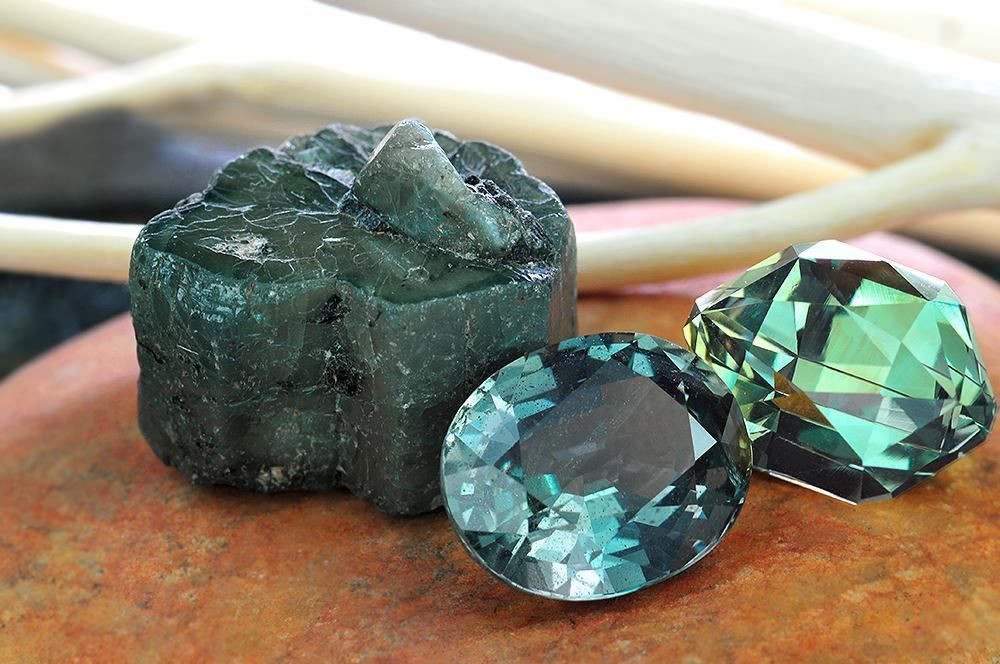  10. Alexandrite. Alexandrite là một loại đá quý hiếm có khả năng thay đổi màu sắc tùy thuộc vào loại ánh sáng. Dưới ánh sáng ban ngày, nó có màu xanh lục, nhưng dưới ánh sáng đèn, nó chuyển sang màu đỏ tím. Sự thay đổi màu sắc này là do cấu trúc tinh thể độc đáo của nó. Ảnh: Pinterest.
