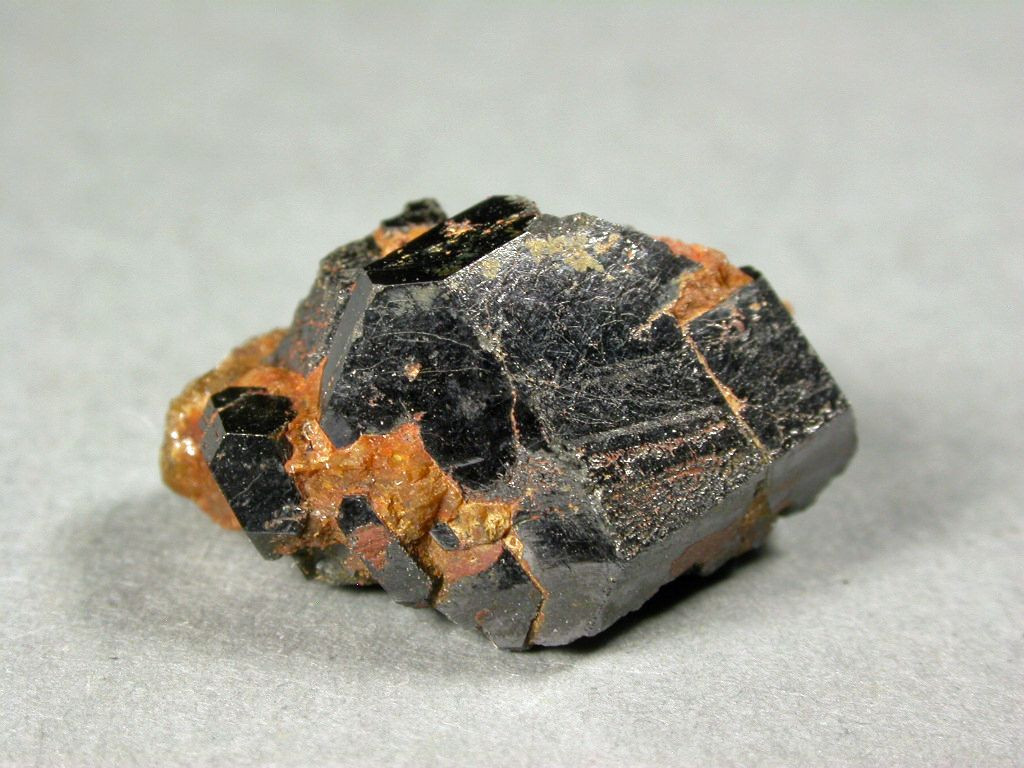  7. Uraninite. Uraninite là nguồn chính của uranium, có tính phóng xạ tự nhiên rất cao. Nó thường phát ra bức xạ có thể được phát hiện bởi thiết bị đo phóng xạ. Uranium trong uraninite là nguyên liệu quan trọng trong việc chế tạo năng lượng hạt nhân. Ảnh: Pinterest.