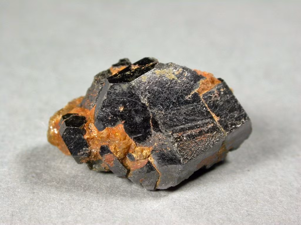  7. Uraninite. Uraninite là nguồn chính của uranium, có tính phóng xạ tự nhiên rất cao. Nó thường phát ra bức xạ có thể được phát hiện bởi thiết bị đo phóng xạ. Uranium trong uraninite là nguyên liệu quan trọng trong việc chế tạo năng lượng hạt nhân. Ảnh: Pinterest.
