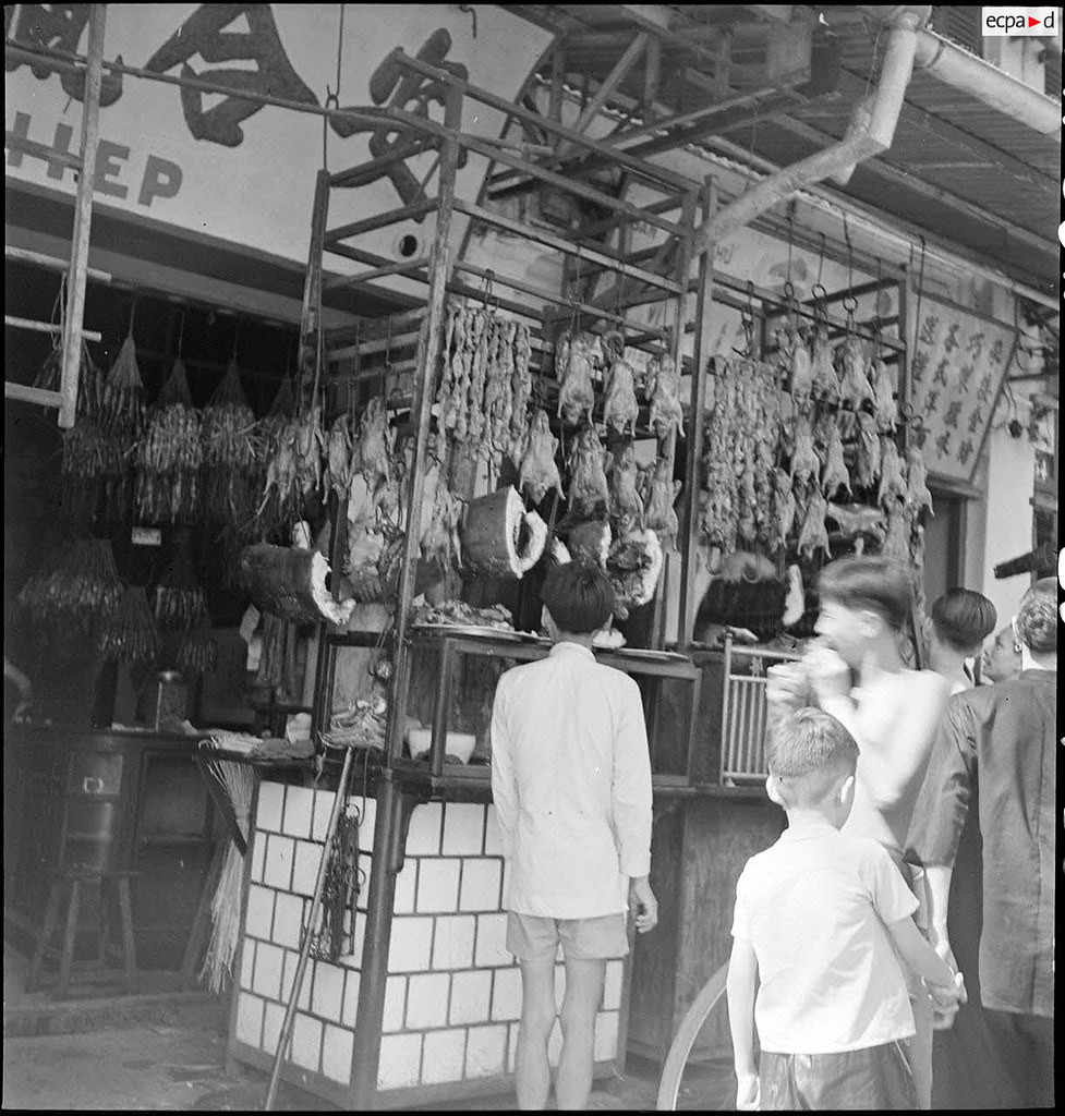 Thịt quay là mặt hàng rất nổi tiếng ở khu Chợ Cũ Sài Gòn xưa. Ảnh: Auteur inconnu/ECPAD/Défense.