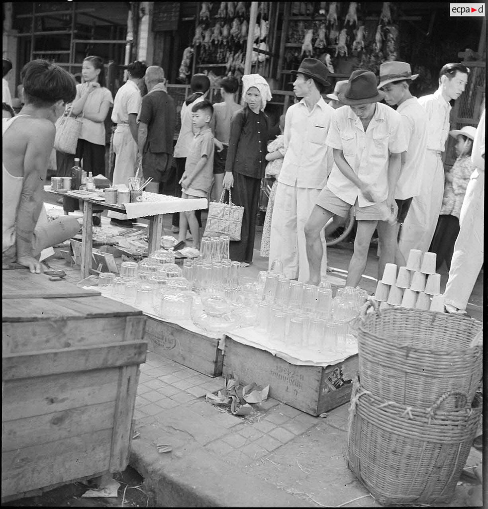 Quầy bán đồ thủy tinh. Ảnh: Auteur inconnu/ECPAD/Défense.