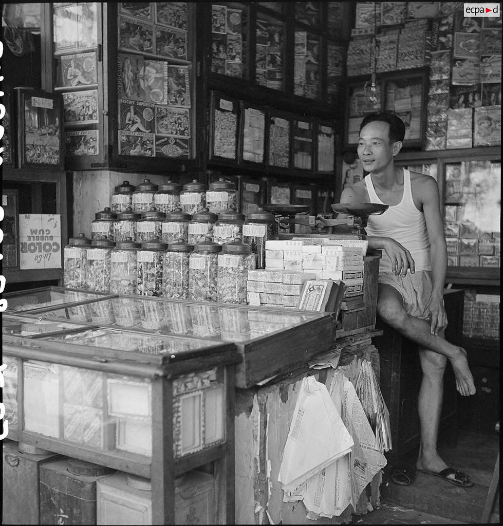 Cửa hàng bán bánh kẹo. Ảnh: Auteur inconnu/ECPAD/Défense.