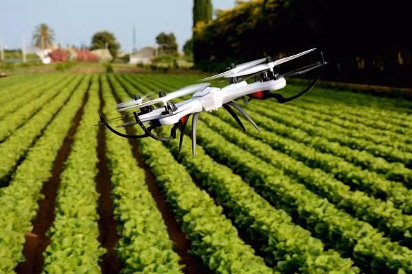  5. Tránh bay trong điều kiện thời tiết xấu: Không bay trong mưa, gió lớn hoặc sương mù do thời tiết xấu có thể làm giảm khả năng điều khiển drone và dễ gây tai nạn. Bay vào ban đêm cũng có thể gây nguy hiểm vì tầm nhìn hạn chế. Ảnh: Pinterest.