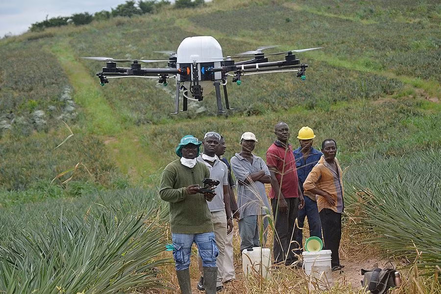  6. Kiểm tra tình trạng drone trước khi bay: Kiểm tra pin, tín hiệu GPS và tình trạng kỹ thuật để đảm bảo drone và pin đang trong tình trạng hoạt động tốt, không có hư hỏng trước khi bay. Ảnh: Pinterest.