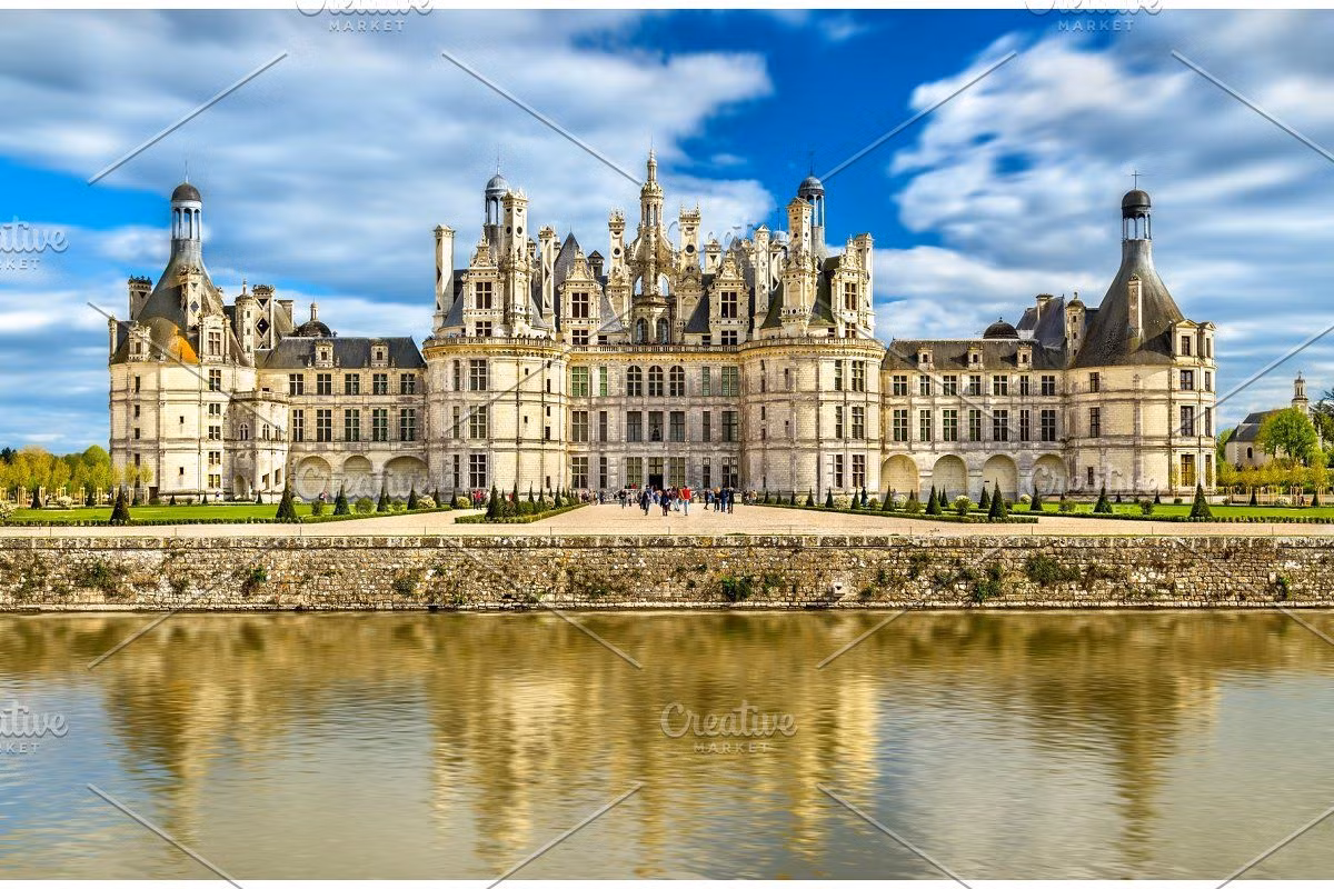  2. Lâu đài Chambord (Pháp). Lâu đài này là một trong những biểu tượng kiến trúc của thời kỳ Phục hưng Pháp, nổi bật với các đỉnh tháp nhọn. Chambord có khoảng 440 phòng và một khu vườn rộng lớn. Ảnh: Pinterest.