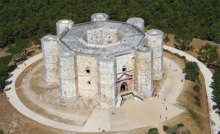 9. Lâu đài Castel del Monte (Italia). Được xây dựng vào thế kỷ 13 tại Apulia, lâu đài Castel del Monte nổi bật với hình dạng bát giác độc đáo và nằm ở. Ảnh: Pinterest.