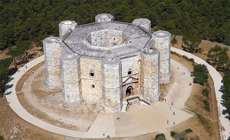  9. Lâu đài Castel del Monte (Italia). Được xây dựng vào thế kỷ 13 tại Apulia, lâu đài Castel del Monte nổi bật với hình dạng bát giác độc đáo và nằm ở. Ảnh: Pinterest.