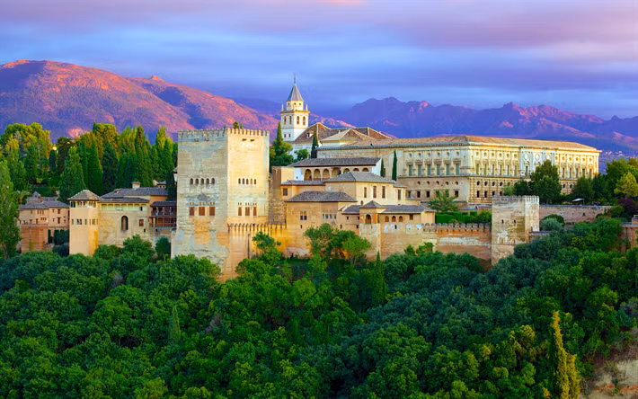  4. Lâu đài Alhambra (Tây Ban Nha). Nằm ở Granada, lâu đài Alhambra là một kiệt tác kiến trúc Hồi giáo với các khu vườn xinh đẹp và chi tiết tinh xảo. Lâu đài này là minh chứng cho nền văn hóa Moorish thời Tây Ban Nha nằm dưới sự cai trị của đạo Hồi. Ảnh: Pinterest.