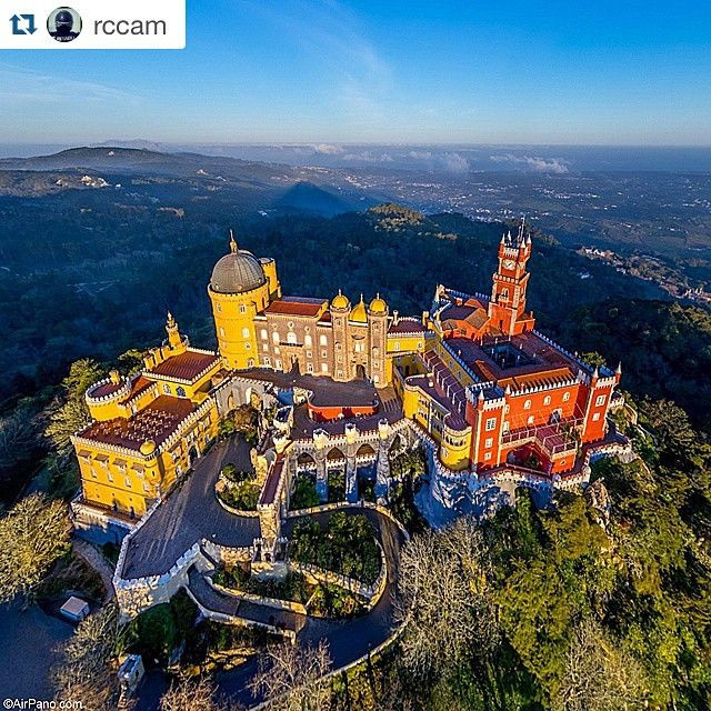  6. Lâu đài Pena (Bồ Đào Nha). Nằm trên đỉnh một quả đồi, lâu đài Pena mang phong cách kiến trúc lãng mạn và đầy màu sắc. Đây là một trong những biểu tượng kiến trúc nổi bật của thành phố Lisbon. Ảnh: Pinterest.