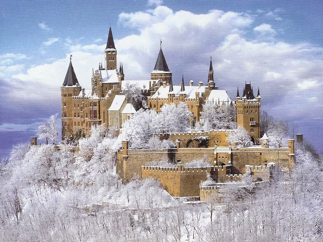  7. Lâu đài Hohenzollern (Đức). Nằm trên một ngọn đồi ở Baden-Württemberg, lâu đài Hohenzollern nổi tiếng với vẻ đẹp hùng vĩ và lịch sử gắn liền với gia tộc Hohenzollern. Ảnh: Pinterest.